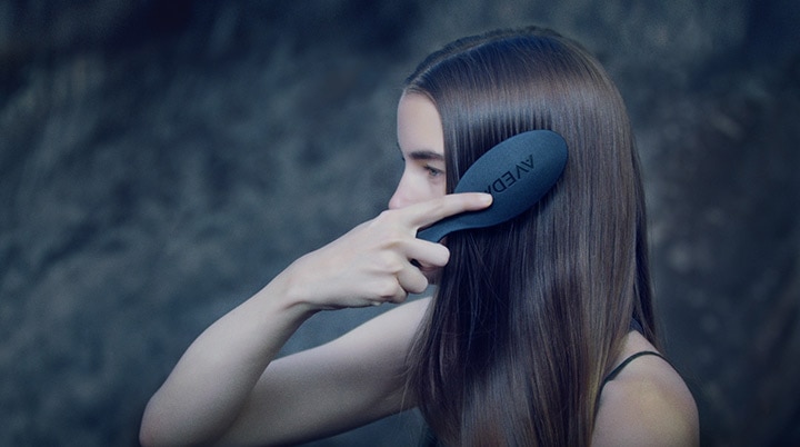 Clicca sul video relativo a pramāsana™ exfoliating scalp brush